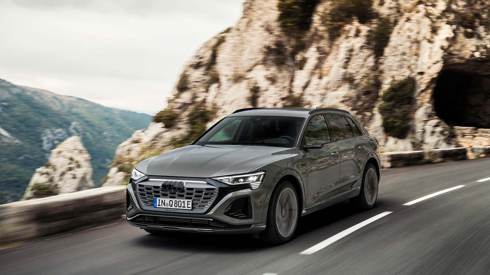 16=. Audi Q8 e-tron - 106 kWh