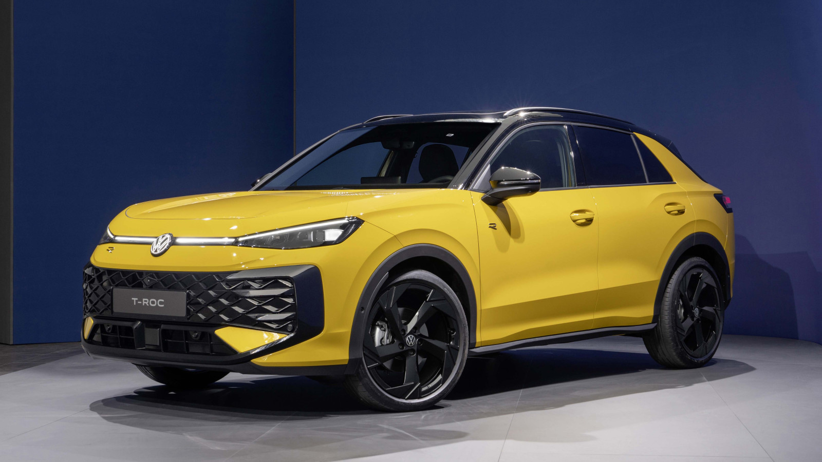 La segunda generación del popular Volkswagen T-Roc se ha presentado con un nuevo y atrevido diseño, un interior completamente renovado y una radical transmisión híbrida que se incorporará a toda la gama de la marca.