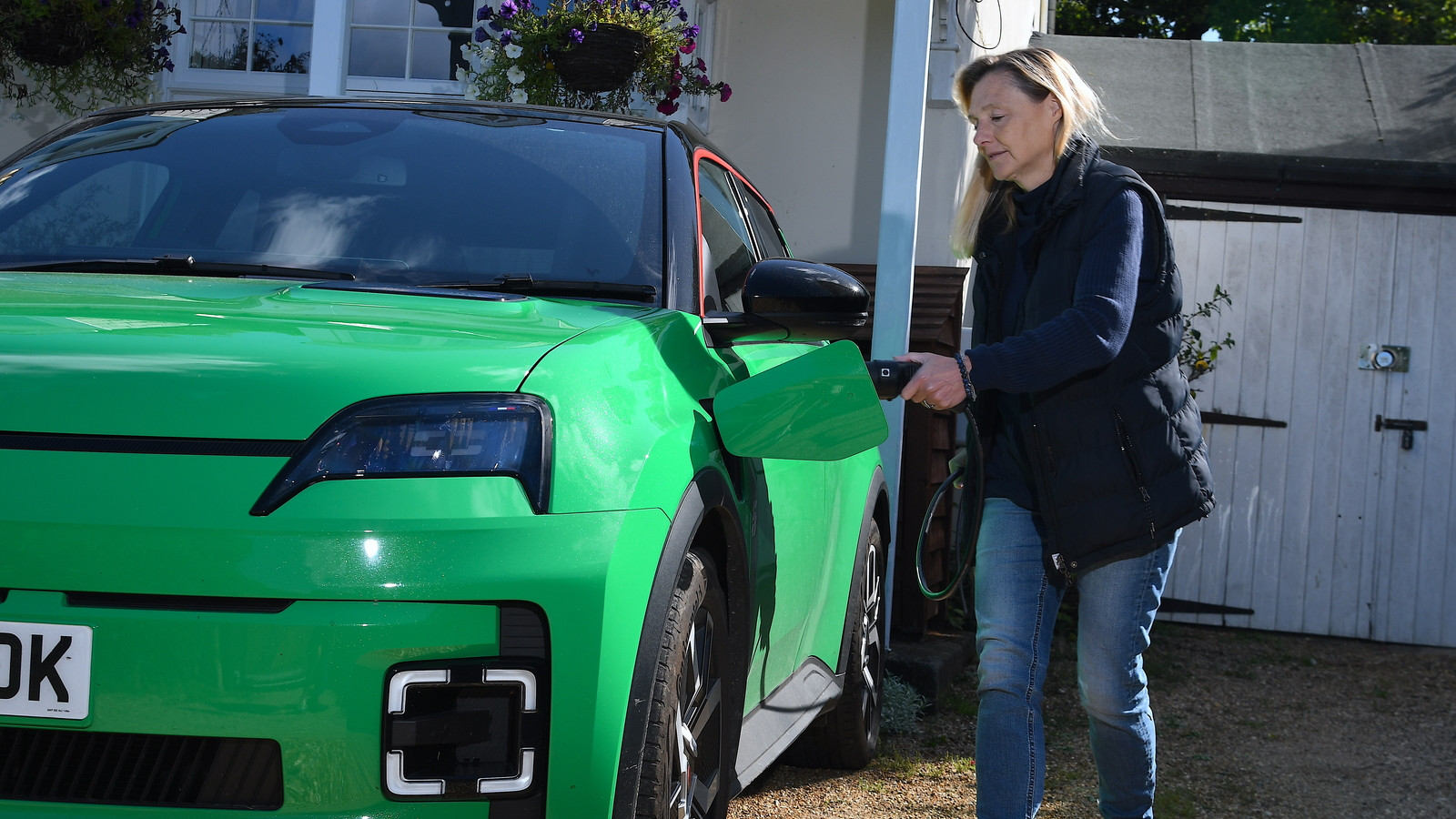 Conducir un coche eléctrico tiene muchas ventajas, como menores costes de funcionamiento, conducción silenciosa y menos visitas a la gasolinera.