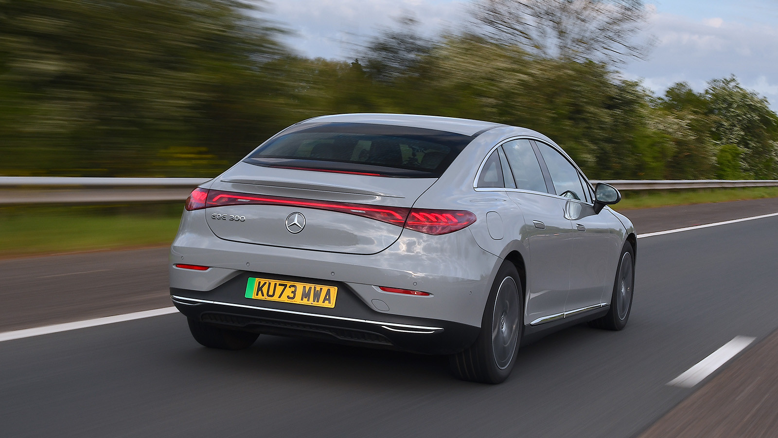 Mercedes EQE - 690km