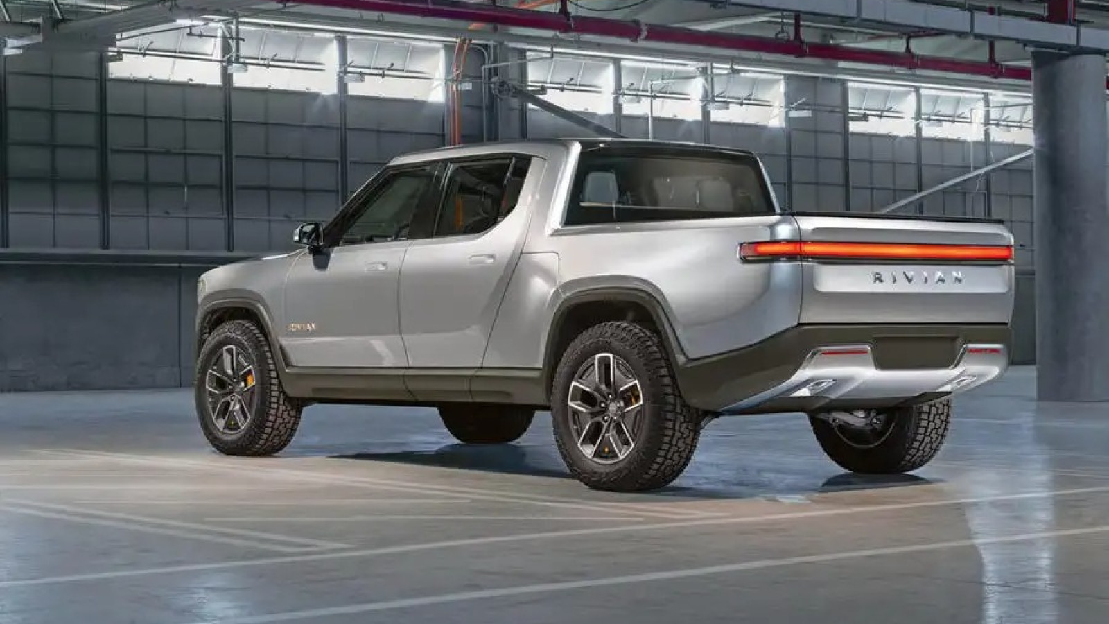 Rivian R1T – 676km (420 miles)