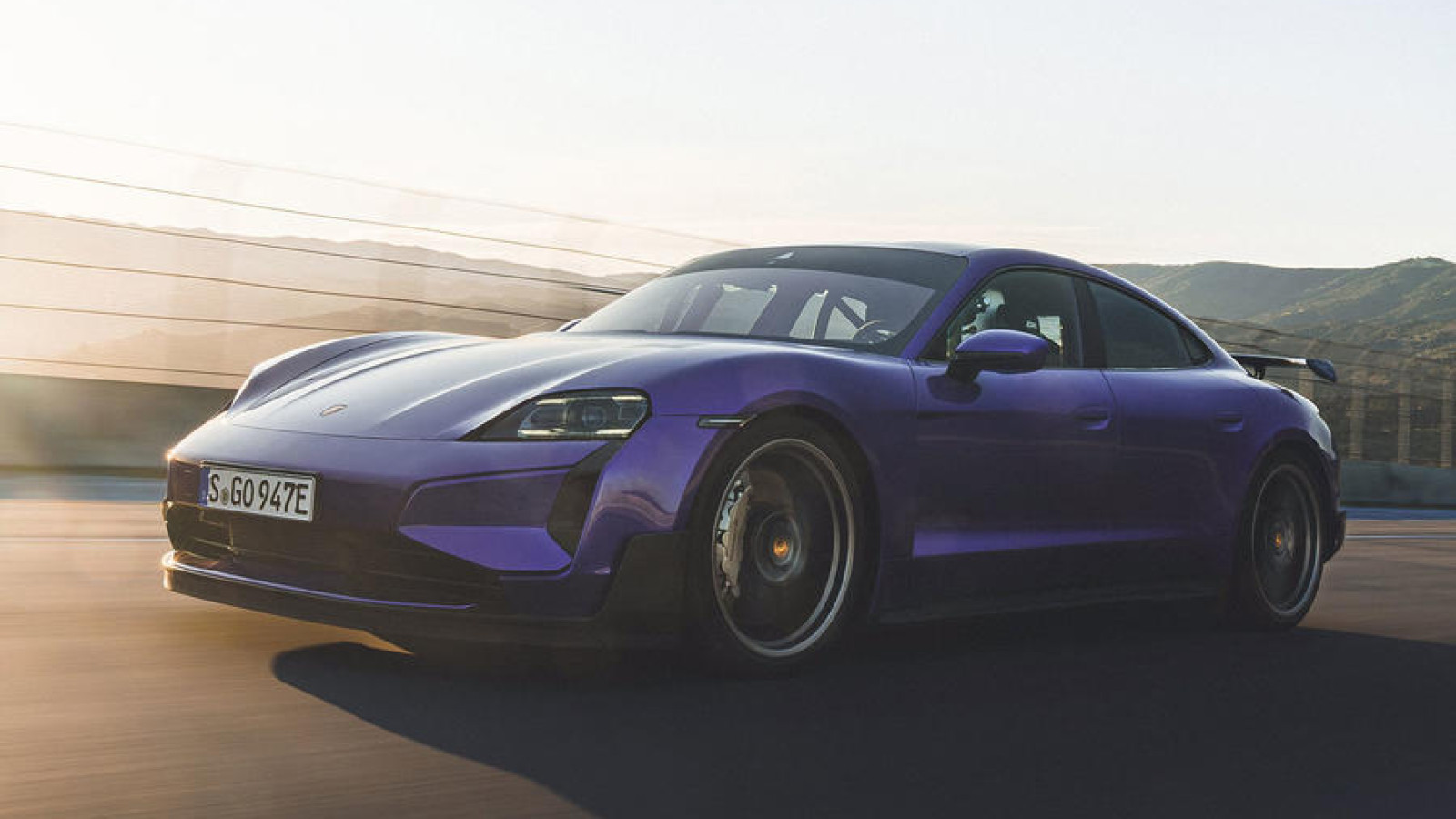 Independientemente del tipo de coche con el que lo hagan, muchos fabricantes están totalmente obsesionados con dar la vuelta a esta serpiente de 20,8 km lo más rápido posible.